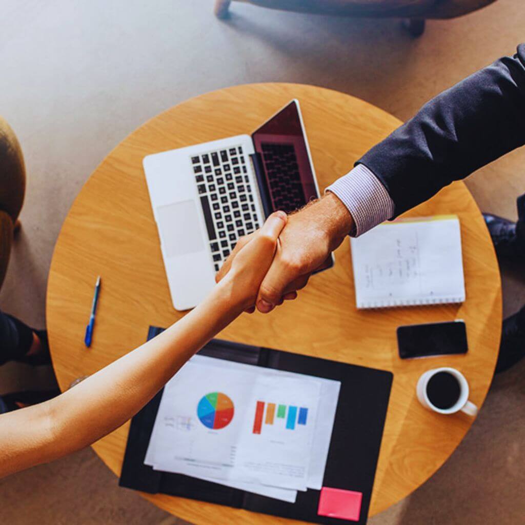 Curso prático de vendas voltado para profissionais que desejam melhorar resultados, técnicas de abordagem e conversão. Foco em performance, comportamento de compra e experiência do cliente.