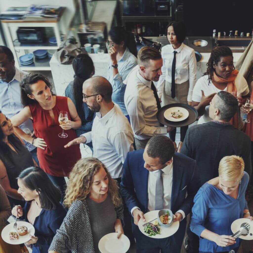 Orientação sobre como se posicionar com autenticidade e relevância em ambientes sociais, eventos e redes de relacionamento, fortalecendo sua marca pessoal além do digital.